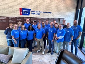 USAP Executive Leadership Team at The American Cancer Society’s Hope Lodge Dallas serving 75 meals to guests and their caregivers. (Photo: Business Wire)