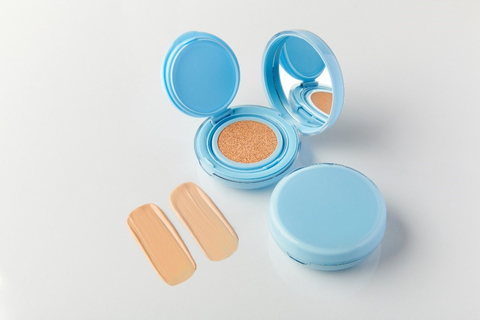 The Micro Hy-Balance Glow Cushion uses 3-Step ZIP Technology and Aqua Golding Powder for a radiant and fresh look that stays all day (photo: Cosmecca Korea)