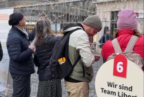 Teilnehmer der Aktion „Stacheldrahtarmband“ (Foto: Wiedervereinigungsministerium)