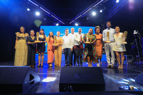 Los ganadores del reto comunitario junto a Zurab Pololikashvili,  Secretario General de ONU Turismo; Natalia Bayona, directora ejecutiva de ONU Turismo; y Luis Carlos Reyes, Ministro de Turismo de Colombia (Photo: Business Wire)