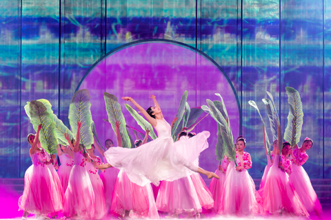 The Performance at the Gala (Photo by Huang Runxuan)