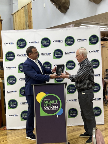 Mike Brigman, President & Chief Operating Officer of WANRack LLC, parent company of KWIKOM Communications, presents the Gigabit City Certification award to Independence Mayor Tim Emert. (Photo: Business Wire)