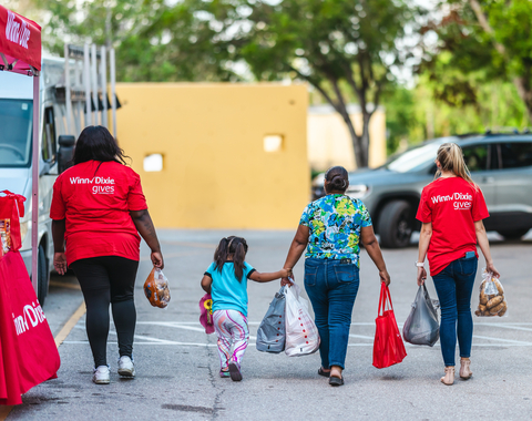 Southeastern Grocers, parent company and home of Harveys Supermarket and Winn-Dixie grocery stores, together with the SEG Gives Foundation, is kicking off the season of giving by donating Thanksgiving meals to 7,000 individuals and families experiencing hunger across the Southeast. (Photo: Business Wire)