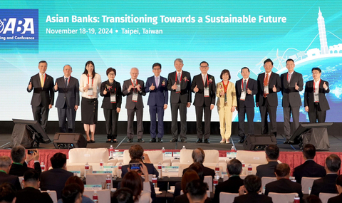 The 40th ABA General Meeting and Conference held its opening ceremony on Nov. 18 at the Grand Hyatt Taipei. Over 250 financial leaders from more than 20 countries gathered in Taipei. Notable attendees included Minister of Economic Affairs, Kuo Jyh-Huei (center), Financial Supervisory Commission Chairman, Peng Jin-lung (sixth from left), and ABA chairman and CTBC Financial Holding Vice Chairman Daniel Wu (sixth from right). (Photo courtesy of the Asian Bankers Association)