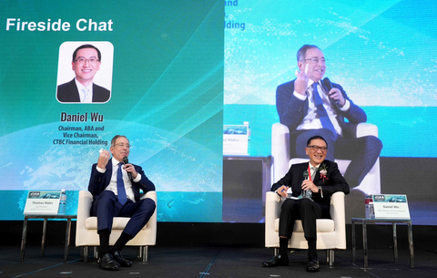 The 40th ABA General Meeting and Conference featured a fireside chat between Thomas Nides, Vice Chairman of Blackstone (left), and ABA Chairman and CTBC Financial Holding Vice Chairman Daniel Wu. They shared personal experiences and insights on the global financial landscape. (Photo courtesy of the Asian Bankers Association)