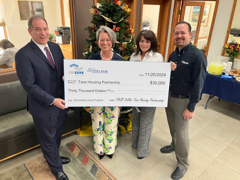 Left to right: Jeff Martin with FHLB Dallas, Lisa O’Brien with Taos Housing Partnership, Leticia M. Pacheco and Chris Romero with Centinel Bank of Taos. (Photo: Business Wire)