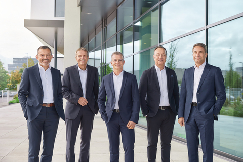 © Vetter Pharma International GmbH: New team of Managing Directors as from January 1, 2025: Titus Ottinger, Thomas Otto, Henryk Badack, Peter Soelkner, Carsten Press (from left to right).