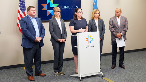 City Council member Tom Beckius, Lincoln Mayor Gaylor Baird, Liz Elliott, Lincoln Transportation and Utilities Director, Kim Morrow, Lincoln Chief Sustainability Officer and Norman Herrera, Sparq Renewables CEO (Photo: Business Wire)