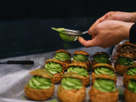 Matcha and hojicha cream puffs made by Executive Pastry chef Masaki Takahashi at Restaurant Yuu. Note: Restaurant Yuu’s cream puffs are available only at Kettl Brooklyn on weekends, not Restaurant Yuu. (Photo: The Japan Food Product Overseas Promotion Center)