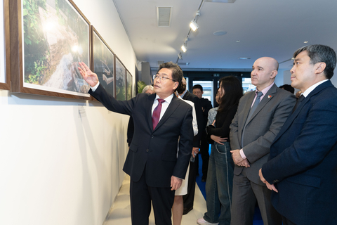 Sun Shihui présente l'exposition à ses invités (Photo: Business Wire)