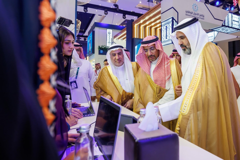 S.E. Bandar Al-Khorayef, Ministro de Industria y Recursos Minerales de Arabia Saudita, visita la exhibición de la Conferencia Mundial de Inversiones junto con el Dr. Abdullah Aldubaikhi e Ibrahim Al-Mubarak, ambos Viceministros de Inversiones de Arabia Saudita. (Photo: AETOSWire)