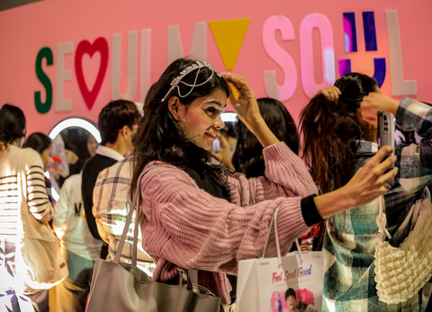 Attendees taking selfies at the Seoul style pop-up booth. (Seoul Tourism Organization)