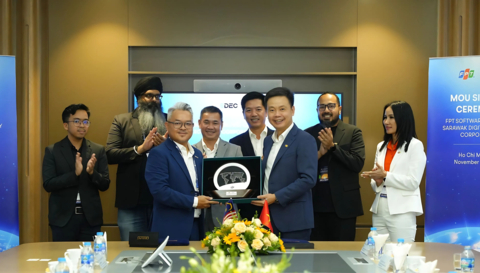 The signing ceremony took place in Ho Chi Minh City, Vietnam with the participation of SDEC Head of Digital Economy Project Minda James (L), FPT Corporation EVP and FPT Software CEO Pham Minh Tuan (R), and senior executives from both sides (Photo: Business Wire)