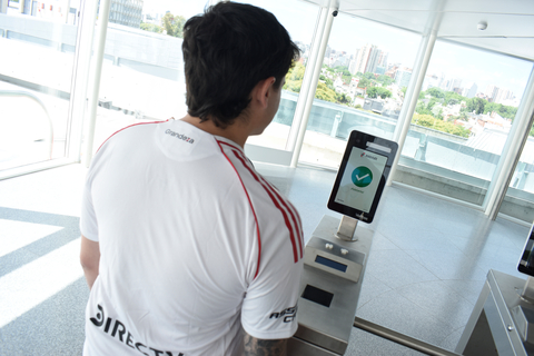 Fan de River accediendo al estadio con FaceID (Photo: Business Wire)