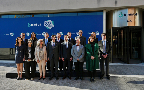 From left upper row, to right: Marc Soriano, R&D Project Portfolio and Partnership, Lidia Martín, General Manager of Almirall Iberia, Antonio Gallardo, Jorge Gallardo, Dr. Karl Ziegelbauer, Chief Scientific Officer of Almirall, Meritxell Granell, Director of Institutional Relations, Raquel Yotti, PERTE Commissioner for Vanguard Health, Olga Pané, Consellera de Salut, Lourdes Borrell, Mayoress of Sant Feliu de Llobregat, Salvador Illa, President of the Generalitat de Catalunya, Carlos Gallardo, CEO and President of Almirall, Juan Cruz Cigudosa, Secretary of State for Science, Innovation and Universities, Núria Montserrat, Consellera de Recerca i Universitats, and Jaume Baró, Secretary for Business and Competitiveness of the Department of Business and Employment. (Photo: Business Wire)