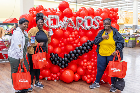 Southeastern Grocers brightened the holiday season today for its shoppers with festive freebies, including $100 gift cards and reusable tote bags stuffed with items from the grocer’s award-winning line of Own Brand products. The jolly giveaway spread holiday cheer across five Winn-Dixie and Harveys Supermarket locations in the Southeast. (Photo: Business Wire)