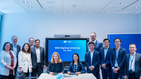 The signing ceremony took place in Essen, Germany, with the participation of Ms. Katja van Doren, Member of the Executive Board of RWE AG (L), Mdm. Chu Thi Thanh Ha, FPT Software Chairwoman (R), and senior leaders of both companies. (Photo: Business Wire)