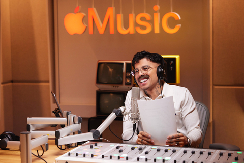 Rauw Alejandro will host a special show on Apple Música Uno. (Photo: Apple Music)