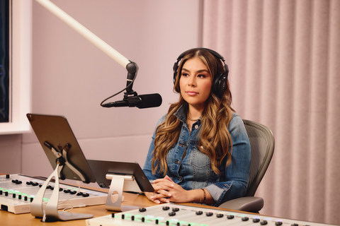 Five days a week, Evelyn Sicairos (pictured) and Lechero will host their own flagship playlist shows on Apple Música Uno. (Photo: Apple Music)