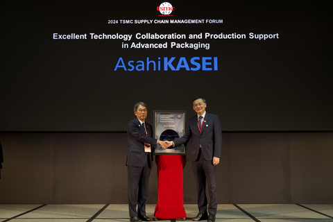 original President Koshiro Kudo receives the award on behalf of Asahi Kasei (Photo: Business Wire)