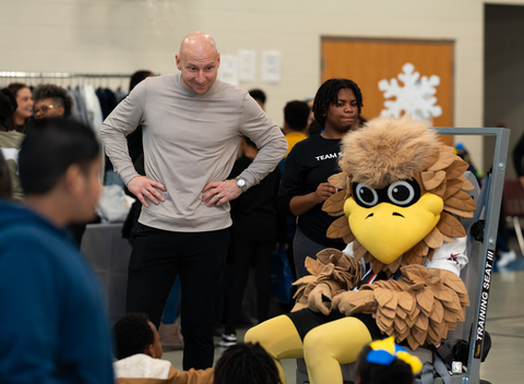 Atlanta United goalkeeper and Mercedes-Benz USA brand ambassador Brad Guzan, along with Atlanta Falcons mascot Freddie Falcon, joined employee volunteers to engage children in interactive safety stations throughout the day. (Photo: Business Wire)