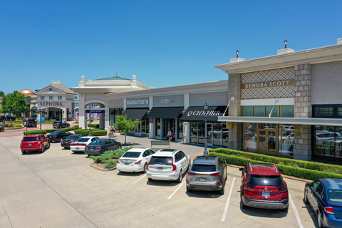 The Promenade at Chenal in Little Rock, Arkansas, is leased to a line-up of highly sought-after national brands, including Lululemon, Sephora, Athleta, Kendra Scott, Lovesac, and Sono Bello, as well as the state’s only Apple, Anthropologie, and Urban Outfitters stores. These are complemented by a curated roster of popular local and regional retailers, a variety of elevated and casual dining options, and an AMC IMAX Theatre. (Photo credit: Red Wing Aerial Photography)