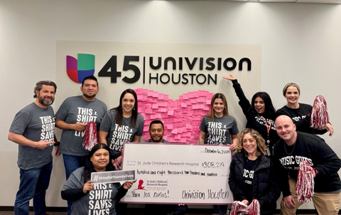 Univision Houston con el personal de ALSAC/St. Jude sosteniendo un cheque para el radiotón anual Promesa y Esperanza® de St. Jude (Photo: Business Wire)