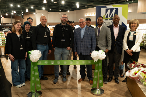 The Fresh Market and local representatives at ribbon-cutting ceremony for Framingham, MA, store opening. (Photo: The Fresh Market)