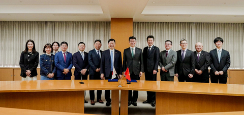 The signing ceremony took place at DENSO Corporation Aichi Headquarters with the participation of Dr Truong Gia Binh, Chairman of FPT Corporation, Mr Shinnosuke Hayashi, President & CEO of DENSO Corporation, and senior leaders of both companies. 