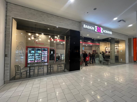 Baskin-Robbins a ouvert les portes de sa première boutique de crème glacée à Calgary, en Alberta, le 18 décembre 2024. Située dans le centre commercial SouthCentre Mall, la plus récente boutique affiche le nouveau look et la nouvelle ambiance de Baskin-Robbins qui sont en cours de déploiement dans les 116 établissements de la marque au Canada. PHOTOS : Baskin-Robbins.