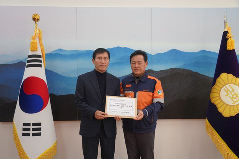 original Moon Byung-guk, chairman of the Korea Zinc labor union (right), delivers a petition urging the cessation of hostile M&A to National Assembly Vice Speaker Lee Hack-young (left) at the main building of the National Assembly in Yeouido, Seoul on the 19th. (Photo: Korea Zinc Labor Union)