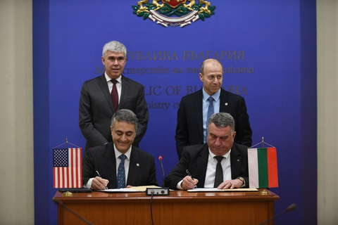 From left to right: Tarik Choho, Westinghouse President of Nuclear Fuel, and Ivan Andreev, Kozloduy NPP CEO, sign the new contract in the presence of Bulgaria's Minister of Energy Vladimir Malinov and Westinghouse President and CEO Patrick Fragman. (Photo: Business Wire)