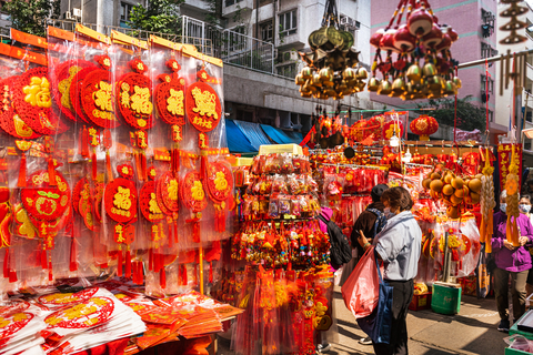 到訪聚集了無數一站式賀年裝飾品店的街道，搜購經典和創新設計的農曆新年裝飾 （資料圖片由香港旅遊發展局提供）