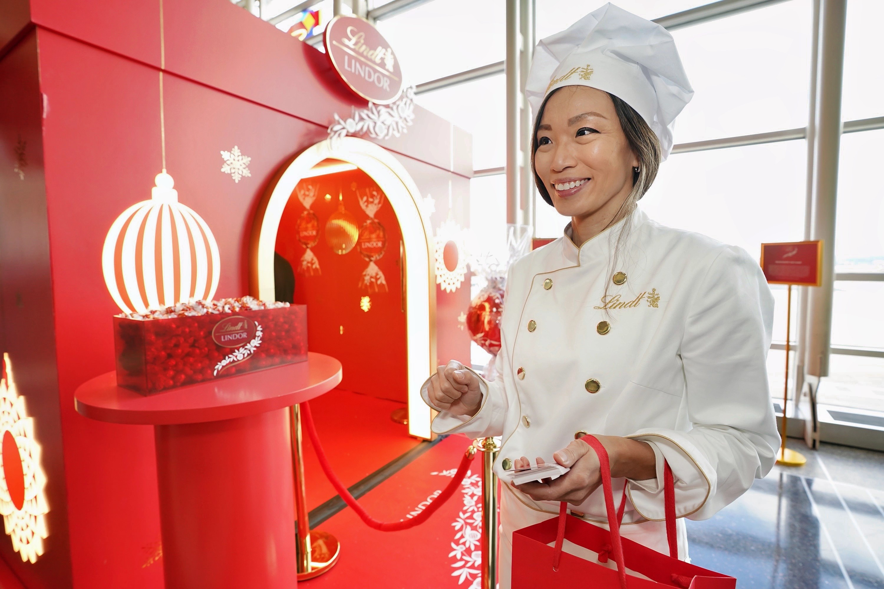 Lindt LINDOR Brings the Holiday Magic to Travelers!