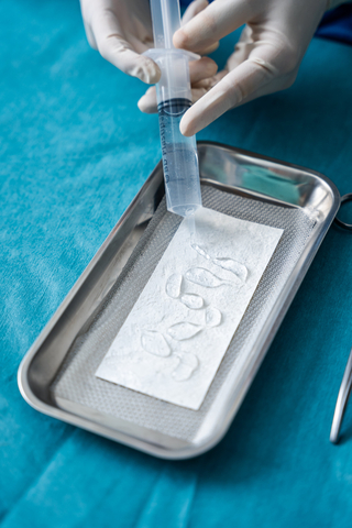 Kerecis, impresa che sviluppa prodotti medicali basati sulla pelle di pesce, espande la gamma di prodotti realizzati combinando la pelle di pesce e il silicone per il trattamento di ferite chirurgiche e traumatiche mediante SurgiClose® Silicone