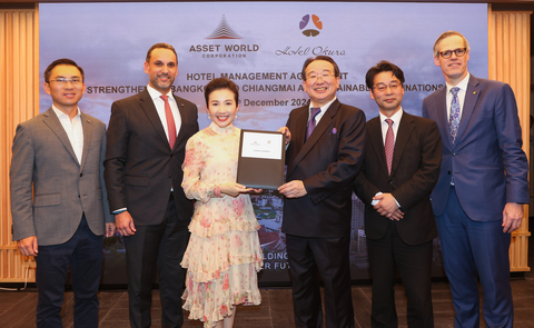 thumbnail Asset World Corporation CEO & President Wallapa Traisorat (center left) and Hotel Okura President Toshihiro Ogita (center right) at the signing ceremony (Photo: Business Wire)