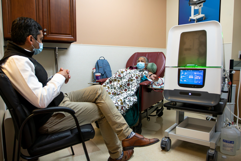 Diality’s CEO, Osman Khawar, M.D., talks with the first patient to receive dialysis treatment using the Moda-flx Hemodialysis System. (Photo: Business Wire)