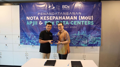 (L-R) Muhammad Arif, Chairman of APJII; Agus Wijaya, President Director and CEO of BDx Indonesia (Photo: Business Wire)