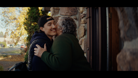 thumbnail Le joueur de hockey québécois Rafaël Harvey-Pinard paraît dans la nouvelle publicité créative de Gillette, « La bise »