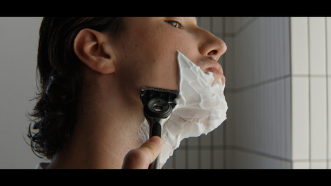 thumbnail Le joueur de hockey québécois Rafaël Harvey-Pinard se rasant avec GilletteLabs