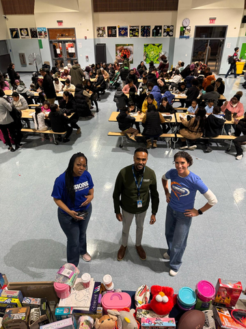 El equipo de Visions Federal Credit Union durante el evento de Dia de Reyes en la Escuela Roberto Clemente en Paterson, NJ. (Photo: Business Wire)