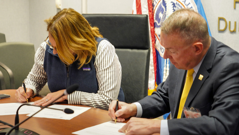 original FEMA Administrator Deanne Criswell and DRCA Chairman and former FEMA Administrator Pete Gaynor sign a Memorandum of Understanding between the two organizations on January 14, 2025. Courtesy, FEMA