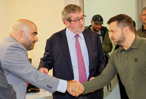 Dr. Eric Cioè-Peña has been named the Schwab Foundation for Social Entrepreneurship’s 2025 Corporate Social Innovator of the Year award pictured here (left) shaking hands with Ukraine President Volodymyr Zelenskyy (Credit: Northwell Health).