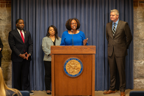 thumbnail Cancer Survivor, Valerie Traynham, speaks out in support of an Illinois Cancer Patients Bill of Rights at the Illinois State Capitol. (Photo: Business Wire)
