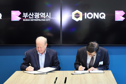 IonQ President & CEO, Peter Chapman and Mayor of Busan Metropolitan City, Park Heong-joon, sign MOU to advance quantum science and technology (Photo: Business Wire)