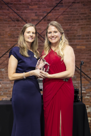 original Lindsey Thomas (left), Senior Vice President, Marketing at Fresenius Kabi, Region U.S. receives the Change Maker of the Year award from Laura Bray (right), Chief Change Maker and founder of Angels for Change. (Photo: Business Wire)