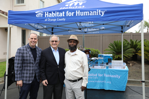 TP-Link Systems Inc. President Jeff Barney (left) joins Irvine Mayor Larry Agran (middle) and a new Habitat for Humanity homeowner at the Welcome Home ceremony, celebrating the donation of TP-Link smart home products to enhance connectivity and security for Habitat families (Photo: Business Wire)