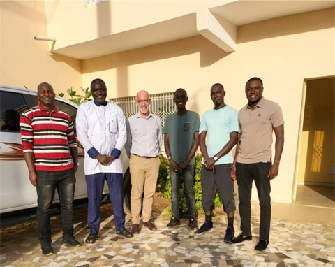 original A l'extérieur du bureau de Dynacor au Sénégal : Mamadou Mbaye, directeur général, avec des membres de l'équipe du Sénégal et Stéphane Lemarié, directeur financier. (Photo: Business Wire)