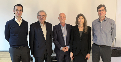 Investoren der aktuellen Finanzierungsrunde mit AudioCure Management. Von links nach rechts: Philipp Zöller (CEO InfectoPharm), Prof. Hans Rommelspacher (Gründer AudioCure), Dr. Reimar Schlingensiepen (CEO AudioCure), Dr. Ingeborg Hochmair (CEO MED-EL) und Dr. Christian Kannemeier (Senior Investment Manager HTGF). AudioCure.