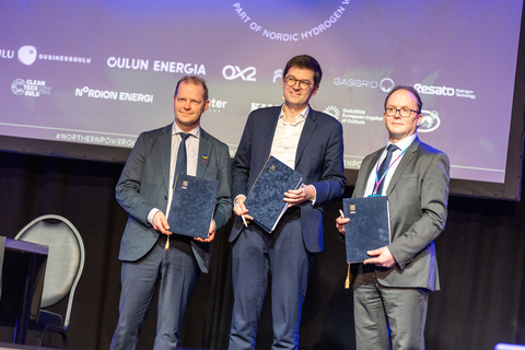 The City of Oulu, Finland, and French company Verso Energy have signed a co-operation agreement at the Northern Power forum aiming to build a hydrogen processing plant in Oulu. Signing the agreement strengthens the City of Oulu's status as a key hydrogen hub in the Nordics. Verso Energy's plant in the port area of Oulu will be the largest of its kind in Finland so far. In the picture from left to right: Ari Alatossava, Mayor of Oulu, Antoine Huard, CEO of Verso Energy and Marko Mykkänen, CEO, Port Of Oulu. (Photo: City of Oulu)